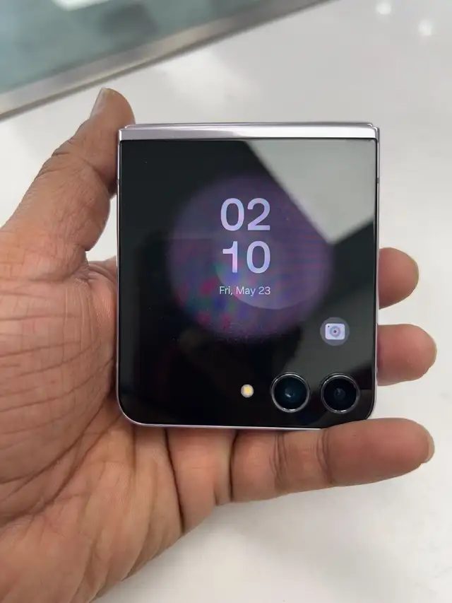 Samsung ZFlip 5–256GB–Unlocked–Pre Owned–1 Year Warranty