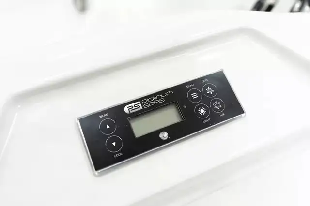 3 PUMP BENCH HOT TUB - Photo 5