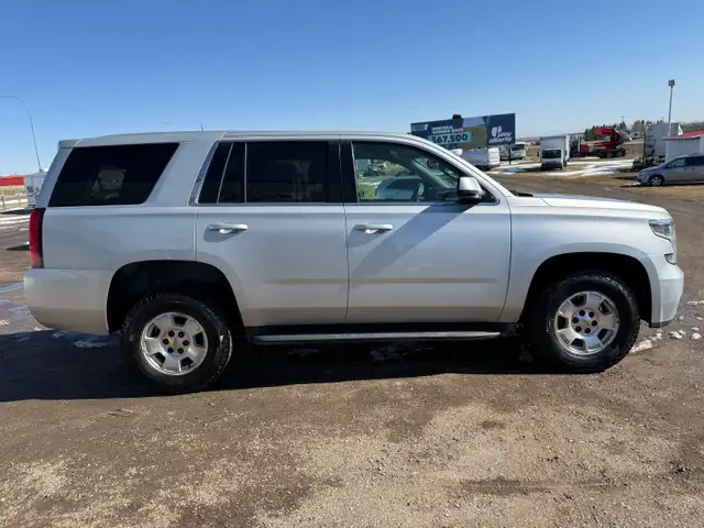 2016 Chevrolet Tahoe 5 passenger - 5.3 litre V8 - only 129775 km - Photo 5