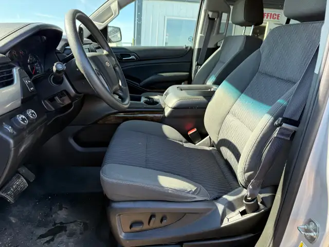 2016 Chevrolet Tahoe 5 passenger - 5.3 litre V8 - only 129775 km - Photo 8