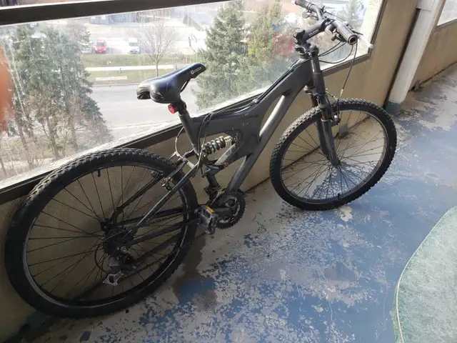 MONTAIN 25'' BLACK ALUMINIUM FRAME BIKE IN GOOD COND.