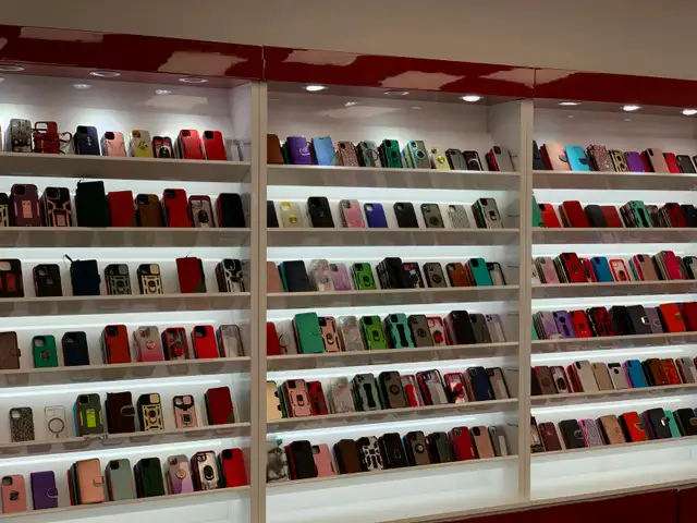 Samsung S23 128 gb With 1 year warranty $499. - Photo 3