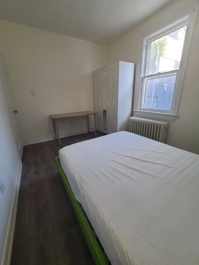 Ossington Bloor, Christie TTC, Large room rent - 2Mins to Subway