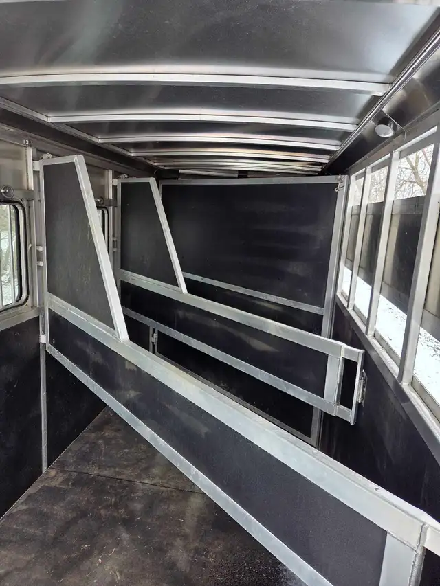 2020 Shadow 3 horse bumper pull Trailer - Photo 5