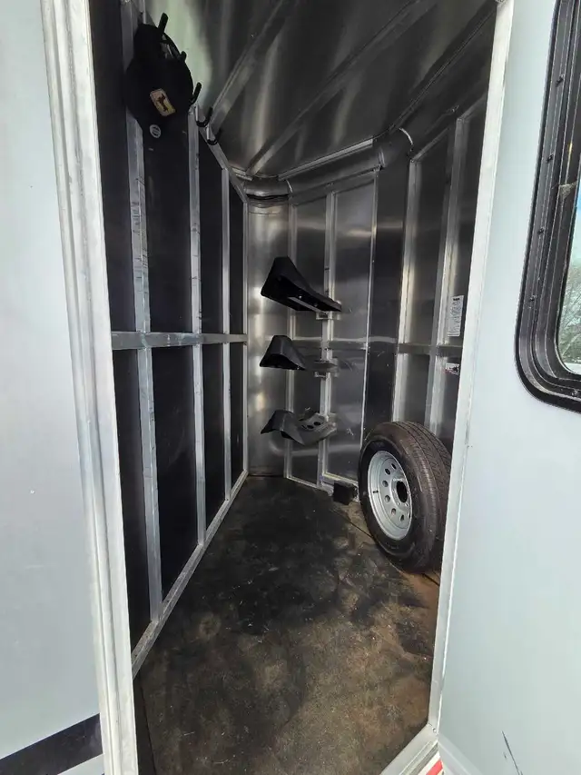 2020 Shadow 3 horse bumper pull Trailer - Photo 7