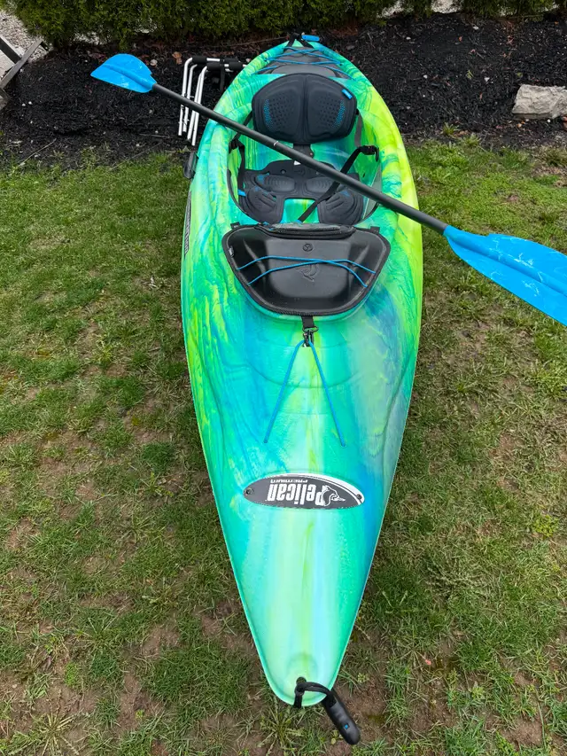 Pelican mission kayak with paddle - mint condition - Photo 2