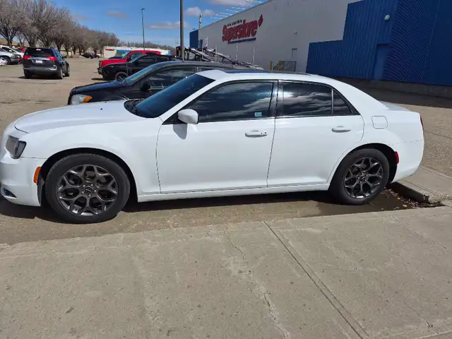 2016 Chrysler 300S AWD - Photo 4