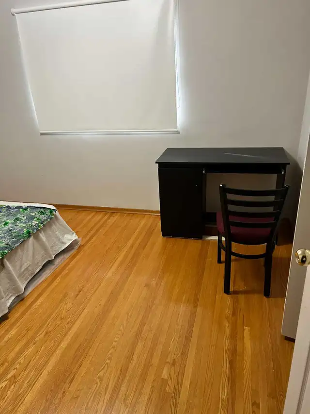 room for rent in family home - Photo 3