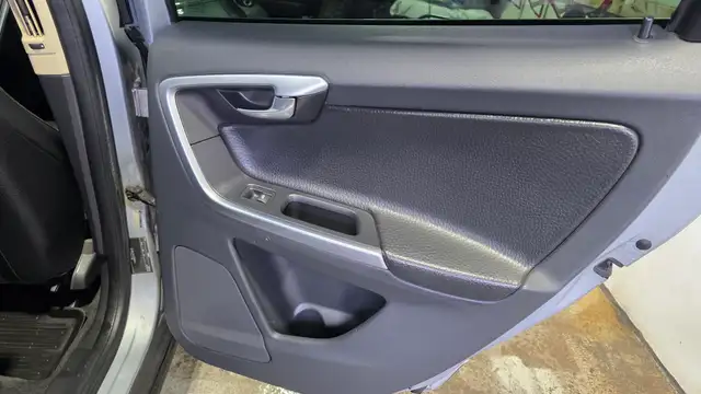 2010 Volvo XC60 T6 ALL WHEEL DRIVE- PREMIER- CERTIFIED - Photo 20