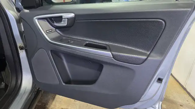 2010 Volvo XC60 T6 ALL WHEEL DRIVE- PREMIER- CERTIFIED - Photo 23