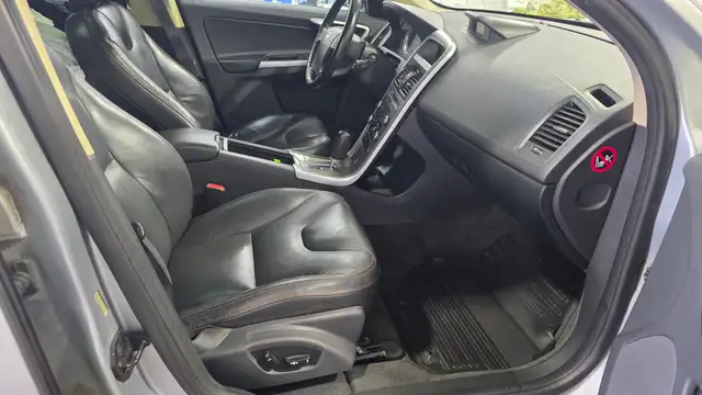 2010 Volvo XC60 T6 ALL WHEEL DRIVE- PREMIER- CERTIFIED - Photo 24