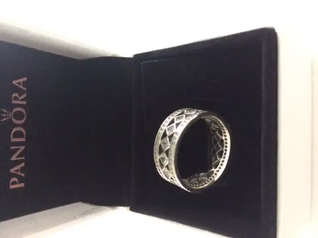 BAGUE NEUVE GR6.5'FEM PANDORA 7ZIRCONS CUBIQUE BRILLANTS $150.00