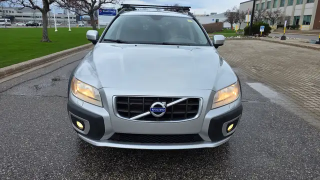 2010 Volvo XC70 3.2 AWD- CERTIFIED - GREAT SHAPE! - Photo 2