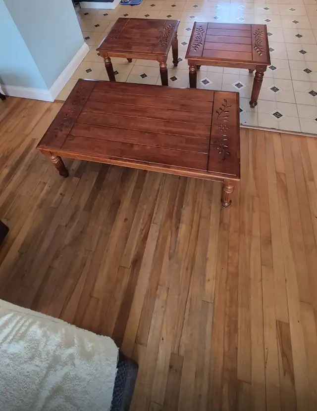 Coffee table with matching end tables. - Photo 2