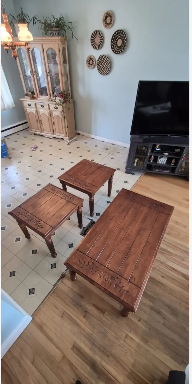 Coffee table with matching end tables. - Photo 3