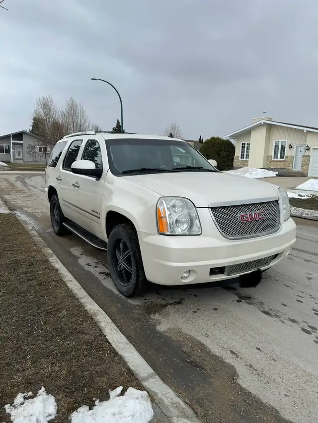 2012 GMC YUKON DENALI FRESH SAFETY $12,250 OBO - Photo 4