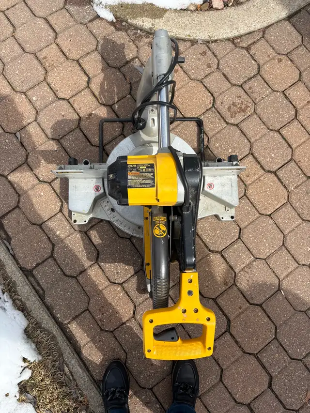 DeWalt 12 inch sliding compound  mitre saw - Photo 2