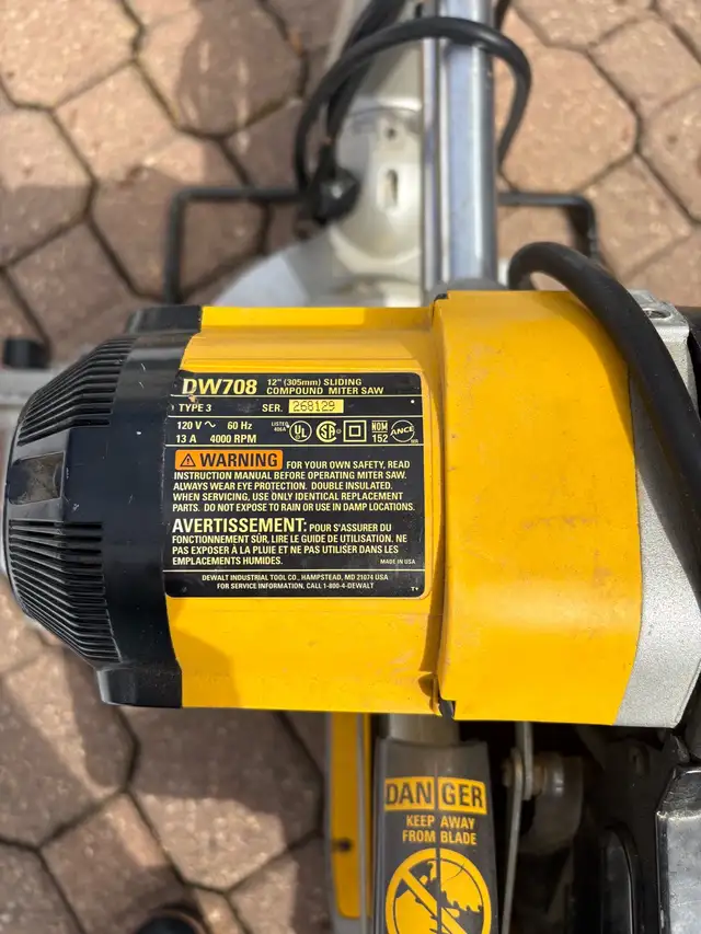 DeWalt 12 inch sliding compound  mitre saw - Photo 3
