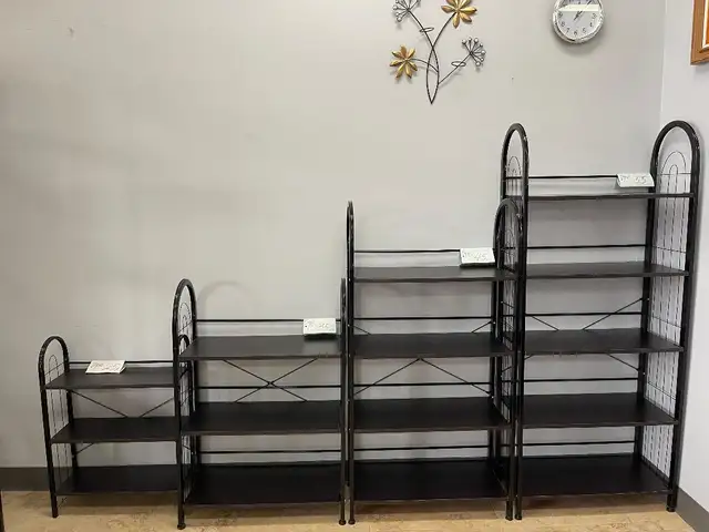 Des étagères/ Shelves/ Bibliothèques/ bookcases à liquidation