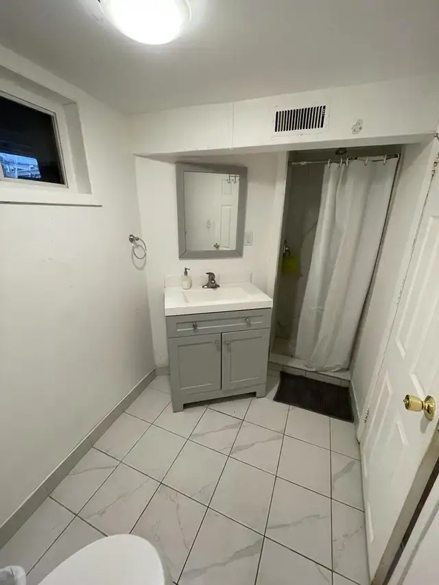 Budget-Friendly 3-Bedroom Student Basement! - Photo 2