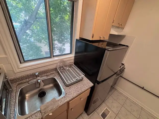 Spacious 2-Bedroom Apartment in the Heart of Kensington Market! - Photo 7