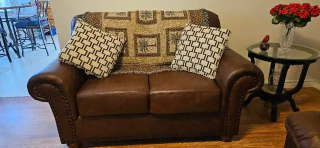 Leather loveseat - Photo 2