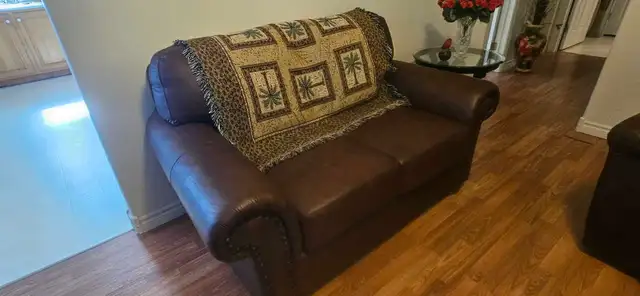 Leather loveseat - Photo 3