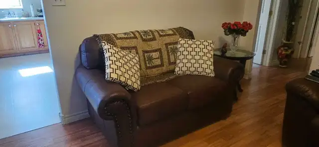 Leather loveseat - Photo 5