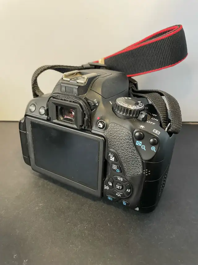 CANON REBEL T4I W/18-55MM LENS   CHARGER - Photo 2