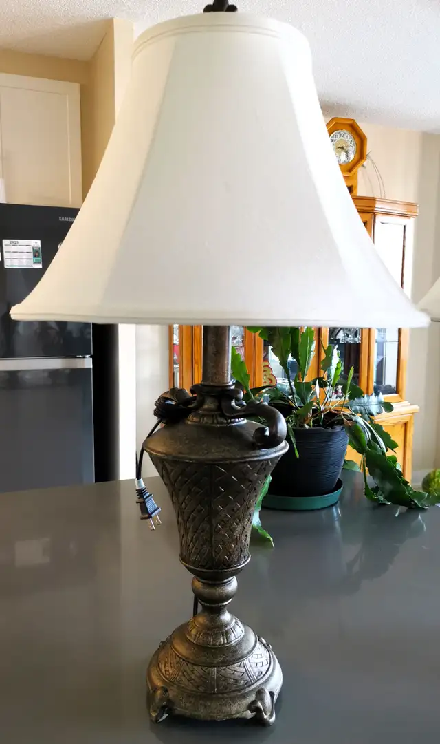 Pair of Vintage Style Metal Vase Table Lamps - Photo 3