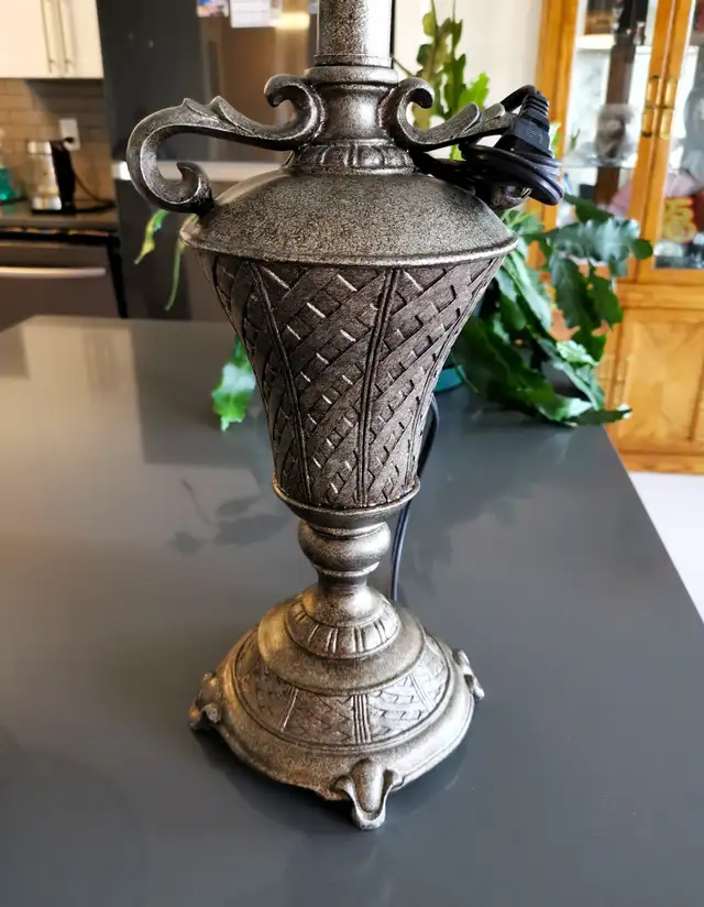 Pair of Vintage Style Metal Vase Table Lamps - Photo 4