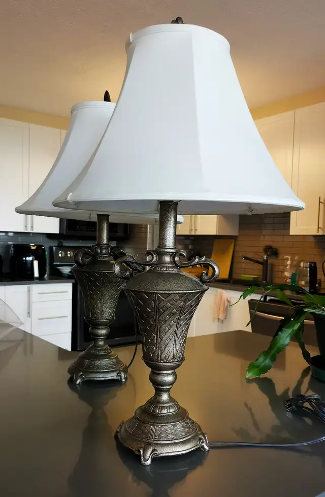 Pair of Vintage Style Metal Vase Table Lamps - Photo 7