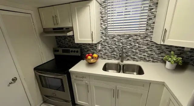 2 BDR. Legal BSMT APT – Bright, Spacious & Private! ☀️ - Photo 5