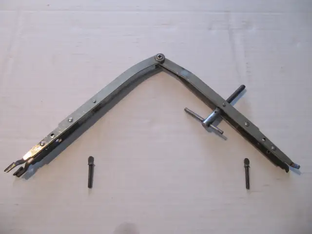 Briggs & Stratton 19063 Valve Spring Compressor Good Condition