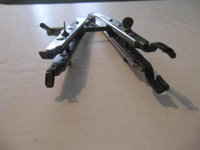 Briggs & Stratton 19063 Valve Spring Compressor Good Condition - Photo 7