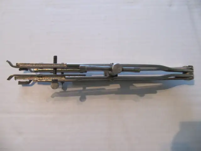 Briggs & Stratton 19063 Valve Spring Compressor Good Condition - Photo 9