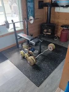 Kit gym complet 250 lb   banc   rack – 350 $