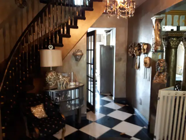 Queensize private room in exe home  Traf upper middle - Photo 5