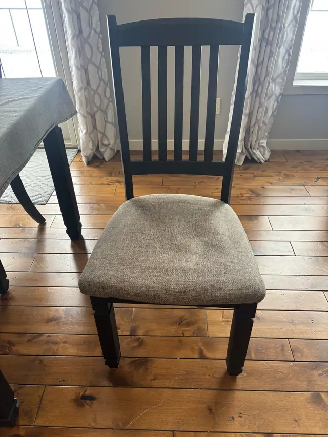 Kitchen table and chairs - Photo 2