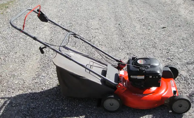 SCOTTS SELF PROPELLED GAS LAWN MOWER - Photo 2