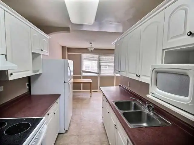 Nice Room in Premium Condo by Londonderry Mall - Photo 5