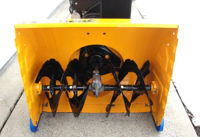 CUB CADET FULLY EQUIPPED 24 INCH SNOWBLOWER - Photo 4