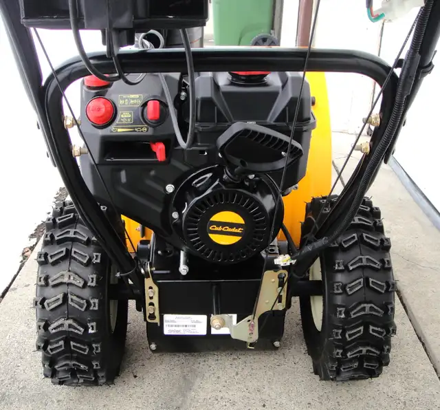 CUB CADET FULLY EQUIPPED 24 INCH SNOWBLOWER - Photo 6