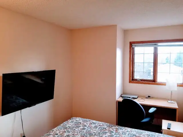 ✨ $765 AMAZING PLACE – Cozy Furnished Bedroom (Riverbend) - Photo 3