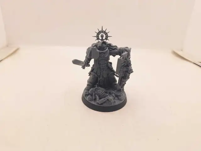 Warhammer 40k Primaris Marine Captain/w Relic shield unpainted