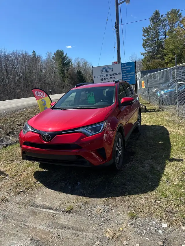 2017 Toyota RAV4 Le with 86000km - Photo 2