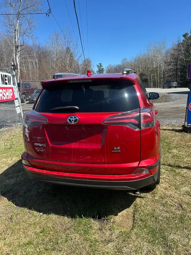 2017 Toyota RAV4 Le with 86000km - Photo 3