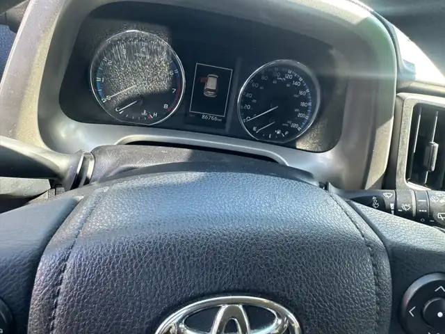2017 Toyota RAV4 Le with 86000km - Photo 5