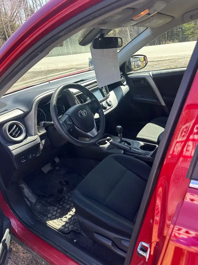 2017 Toyota RAV4 Le with 86000km - Photo 6