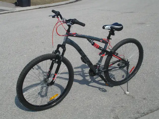 FAIRLY NEW 27.5' CCM SAVAGE WITH 21 SPD & FULL DUAL SUSPENSION! - Photo 2